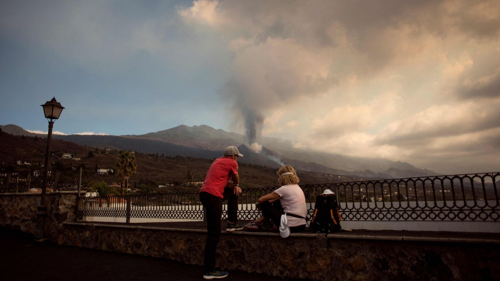 Imagen: Una pareja observa la erupción del volcán desde El Paso
