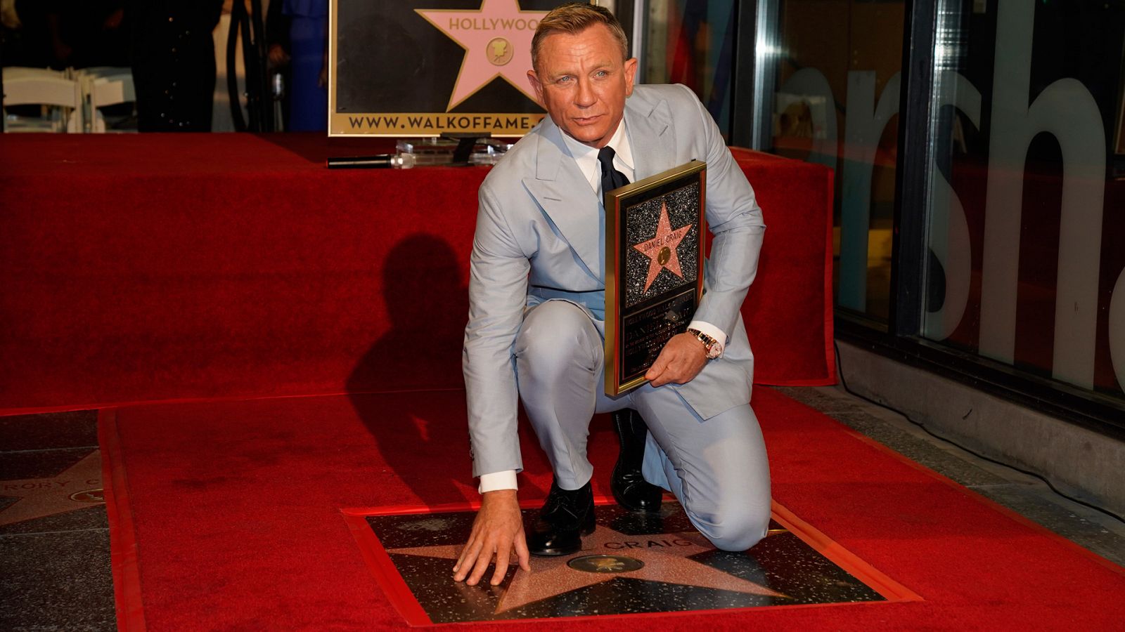 Daniel Craig tiene su estrella junto a la de Roger Moore.