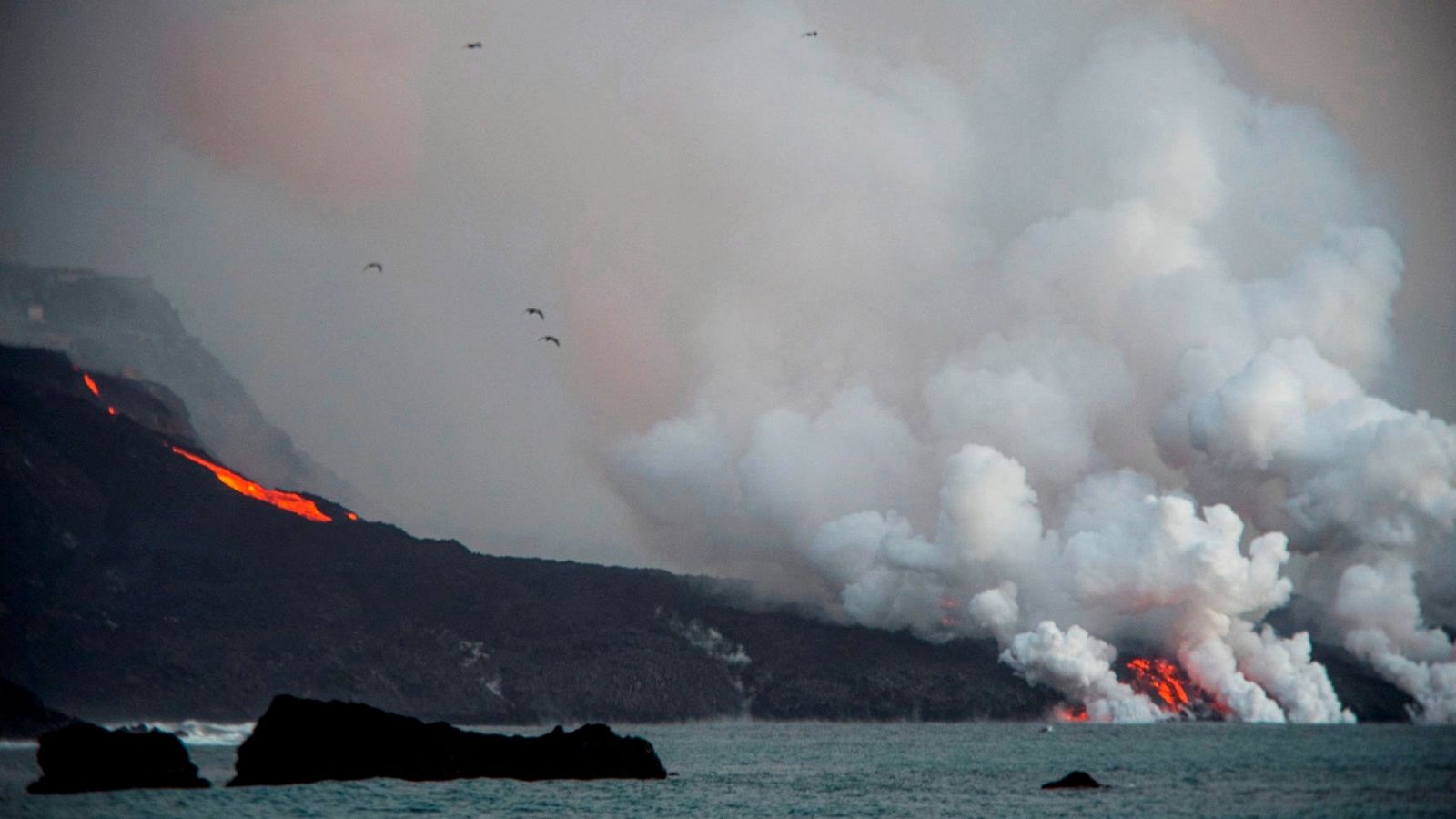 Una imagen de la colada del volcán de Cumbre Vieja en su contacto con el mar en el litoral de Tazacorte