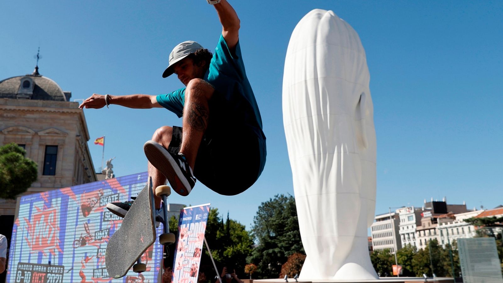 El deportista de skateboarding Sergio Muñoz realiza una exhibición durante la presentación de Urban Sports 2021