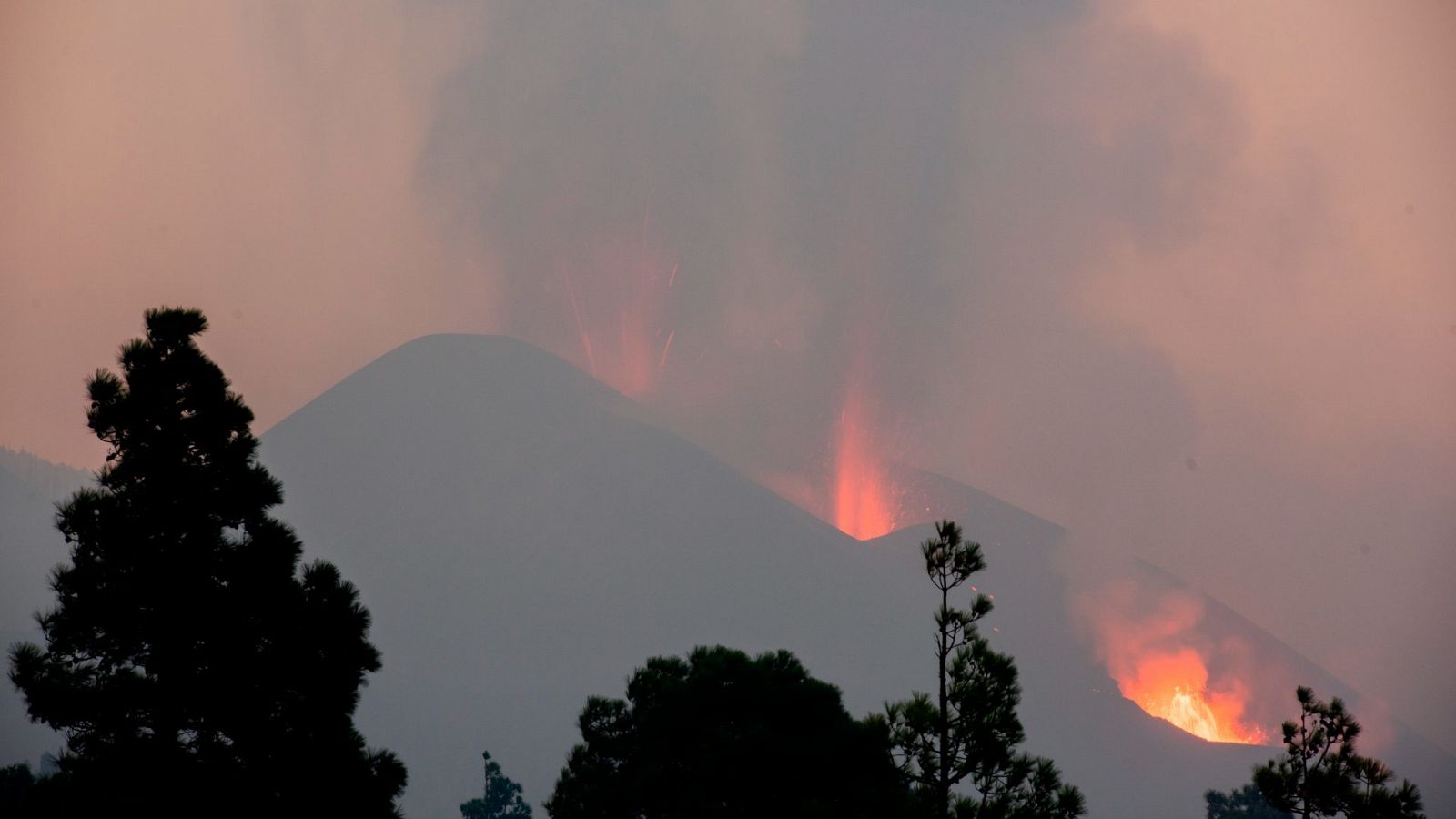 Imagen de la erupción del volcán de Cumbre Vieja tomada desde el barrio de Tacande, en El Paso