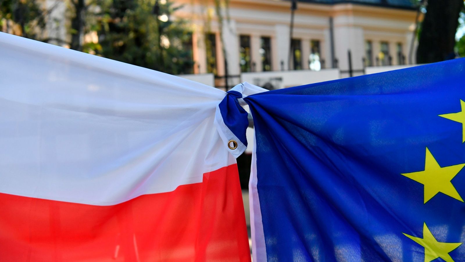 Las banderas de Polonia y la UE unidas durante una manifestación frente al Tribunal Constitucional