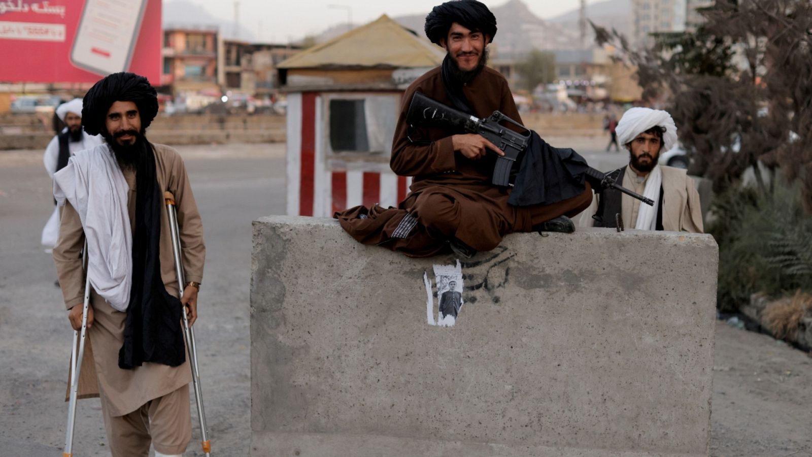 Imagen del 5 de octubre de 2021 de combatientes talibanes sonríendo mientras montan guardia en un puesto de control en Kabul, Afganistán.