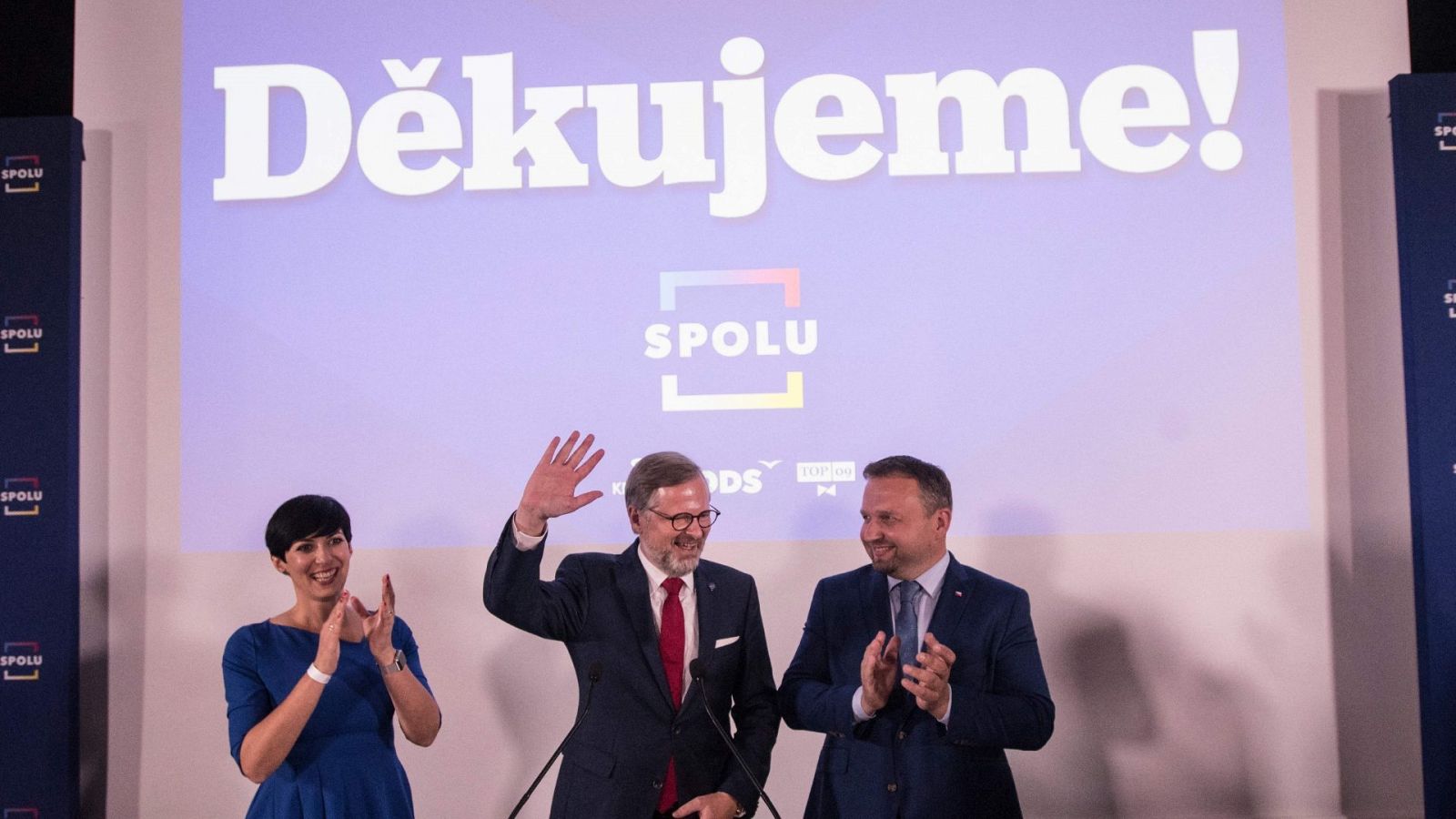 Los líderes de la coalición opositora SPOLU celebran la victoria en las legislativas checas.