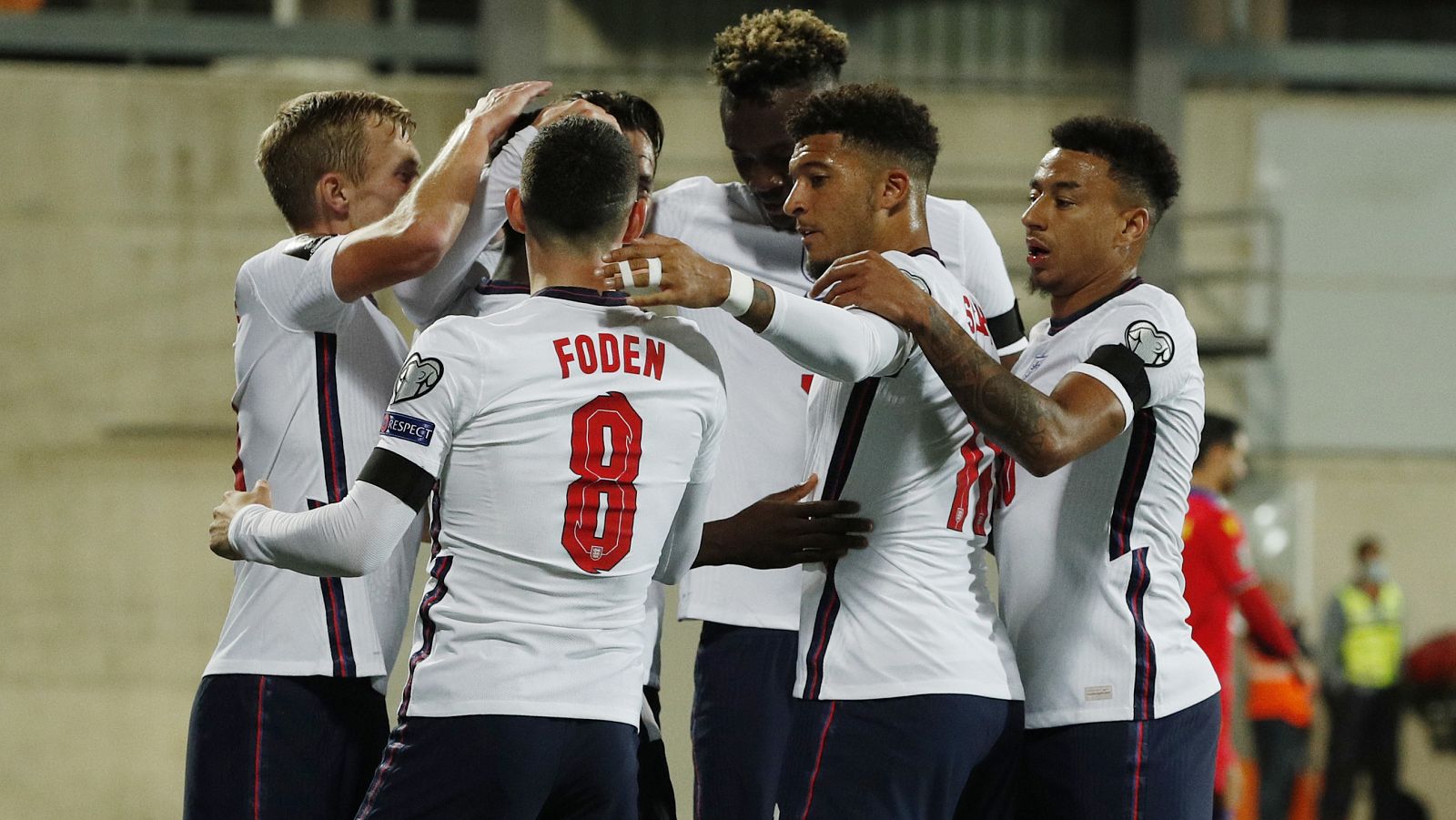 Los jugadores de Inglaterra celebran su victoria en Andorra.