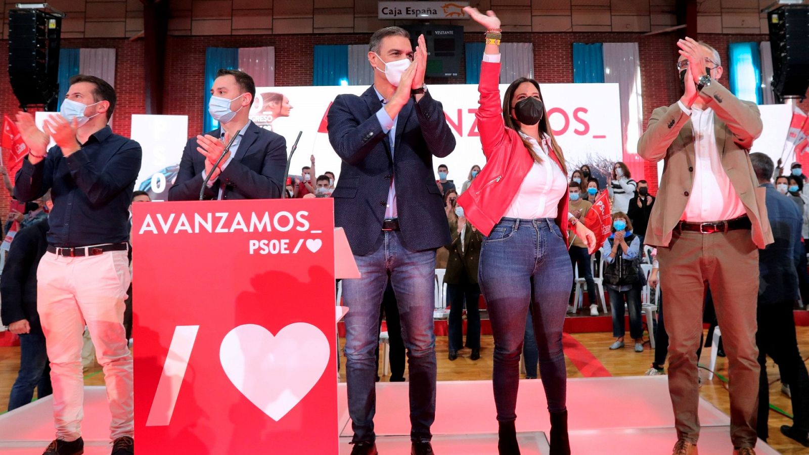 El secretario general del PSOE, Pedro Sánchez, junto a otros dirigentes socialistas durante su intervención en Ponferrada.