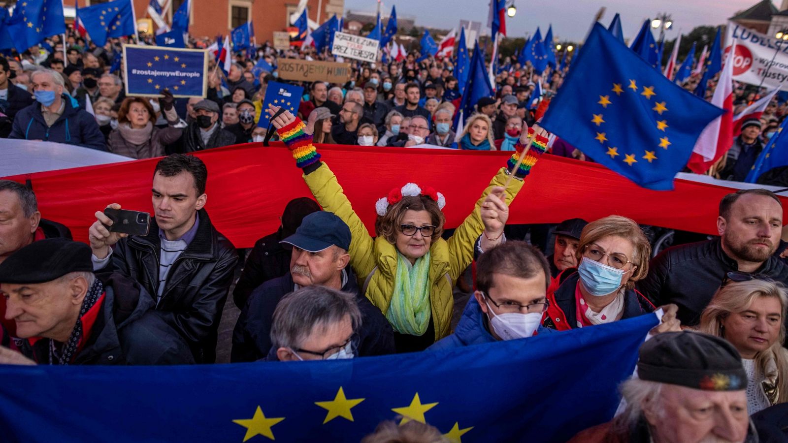 Manifestantes ondean banderas de la UE frente al Palacio Real de Varsovia