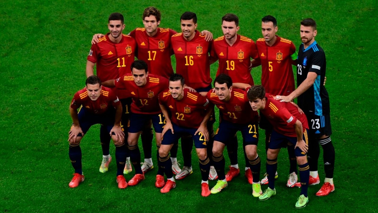 Los once titulares de España posan antes del partido contra Francia en la final de la Liga de Naciones.