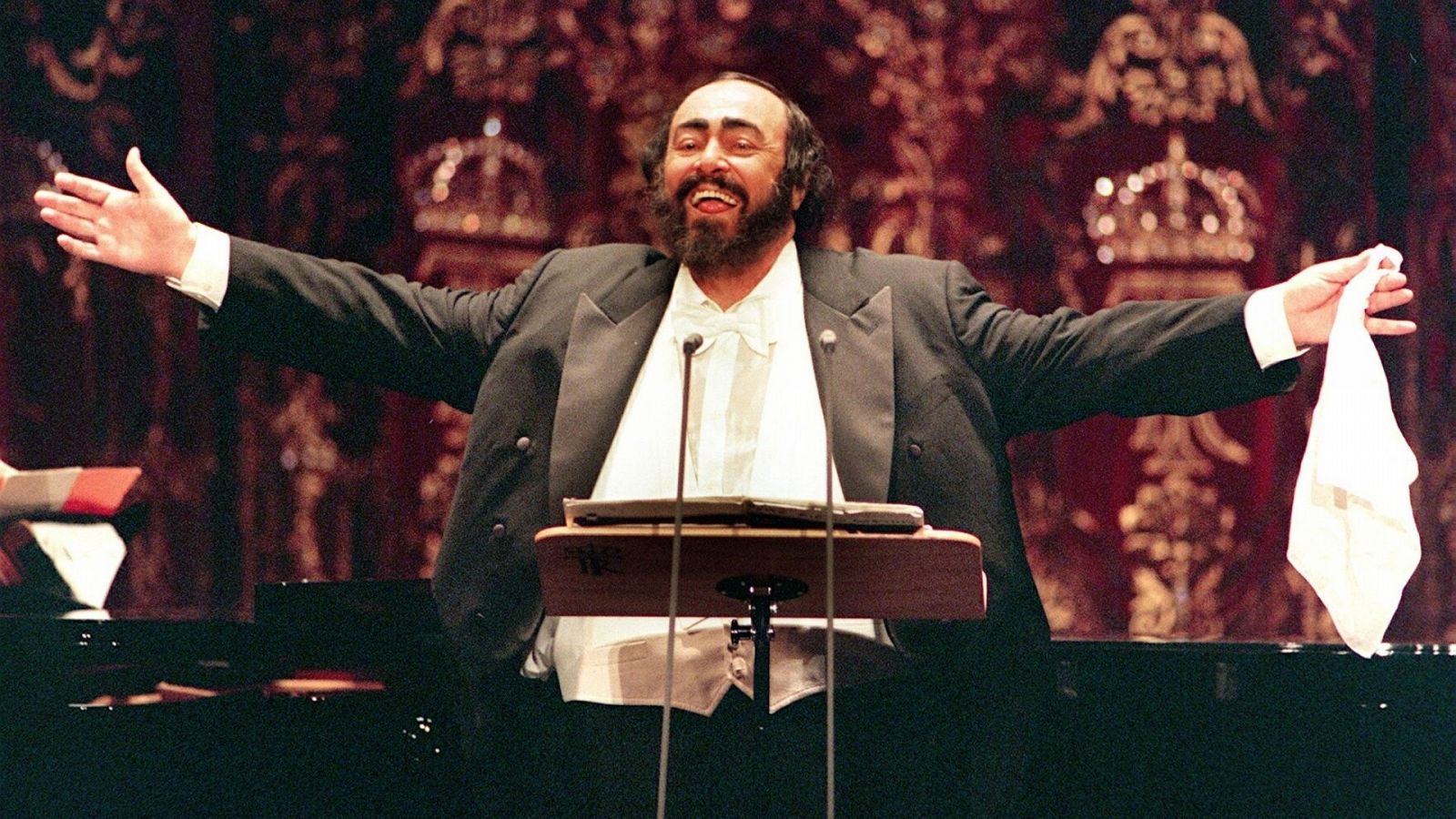 El tenor italiano Luciano Pavarotti ofreció esta noche en el Teatro Real de Madrid