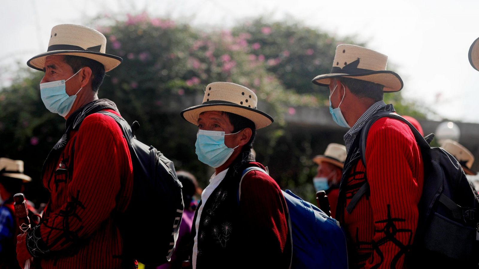 Cientos de guatemaltecos, principalmente indígenas, campesinos y activistas, marcharon este martes en las principales avenidas de la Ciudad de Guatemala para protestar en contra del racismo y por la dignidad indígena, negra y popular.