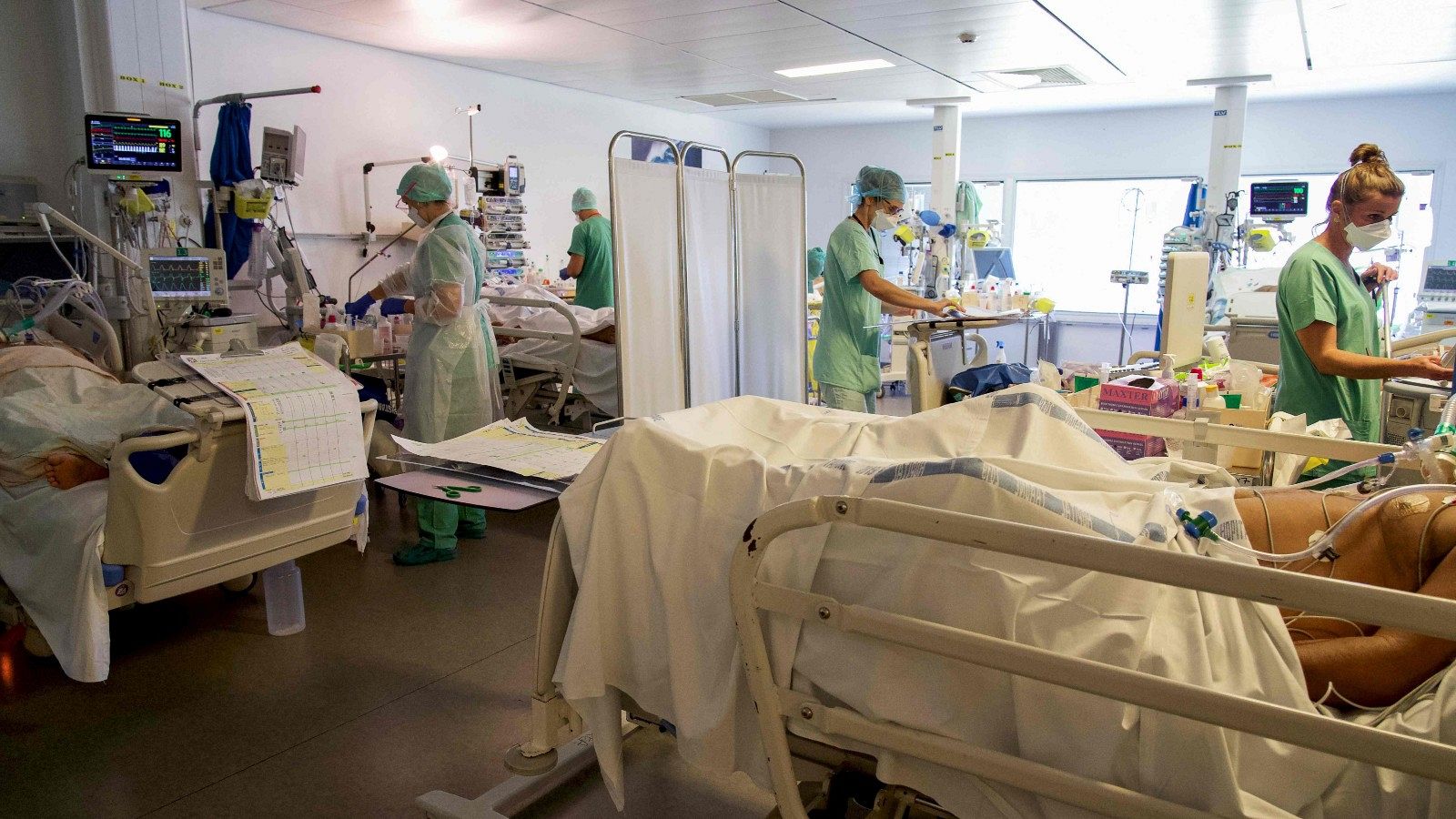 Sanitarios atienden a pacientes de COVID en una sala de recuperación de operaciones transformada en UCI en un hospital de la Polinesia Francesa