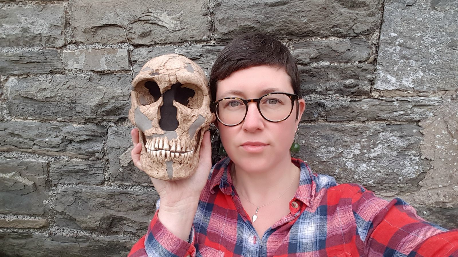 La antropóloga británica Rebecca Wragg Sykes posa con un cráneo de neandertal.