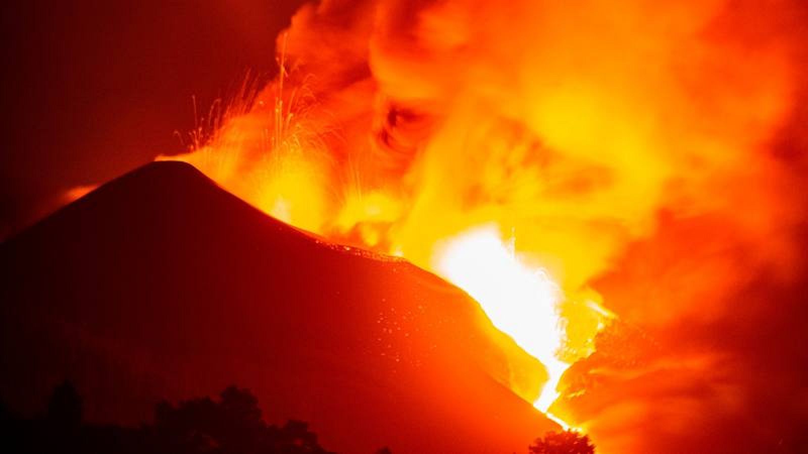 El volcán de La Palma continúa su actividad emitiendo lava