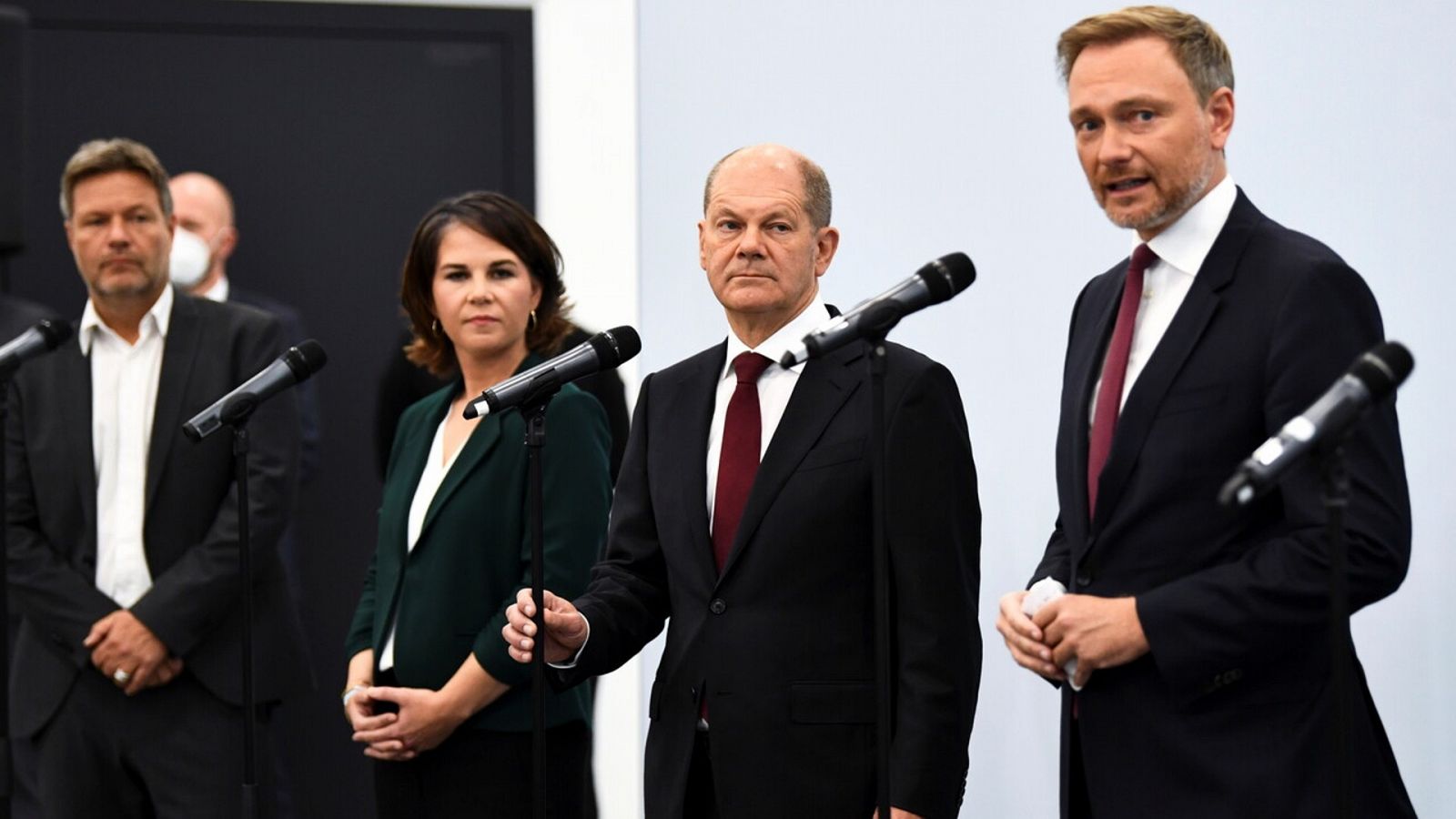 Los líderes de los partidos alemanes SPD, Verdes y FDP (Liberales) anuncian la disposición a formar un gobierno de coalición. REUTERS/Annegret Hilse