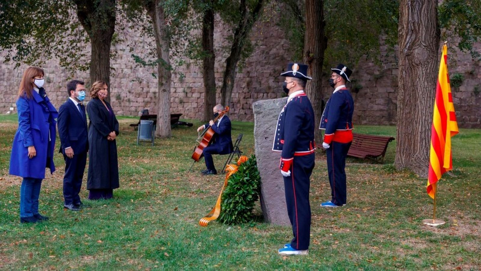 Pere Aragonès, Laura Borràs i Ada Colau col·loquen una corona de flors a la tomba del president Lluís Companys