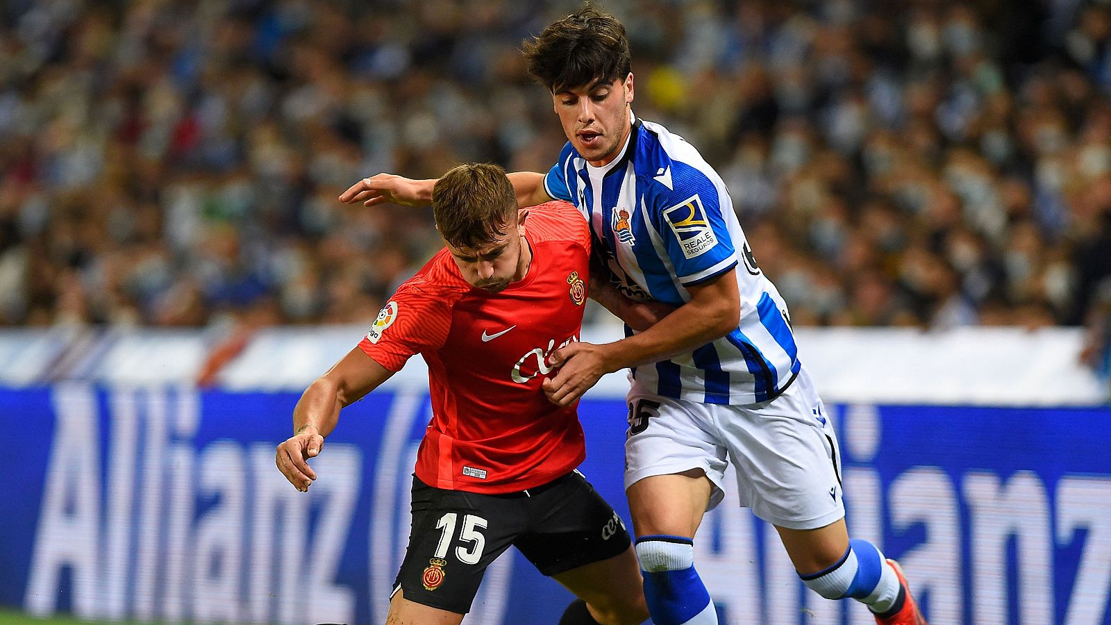 El defensa del Mallorca Pablo Maffeo (i) pugna por el balón con el jugador de la Real Sociedad Julen Lobete.