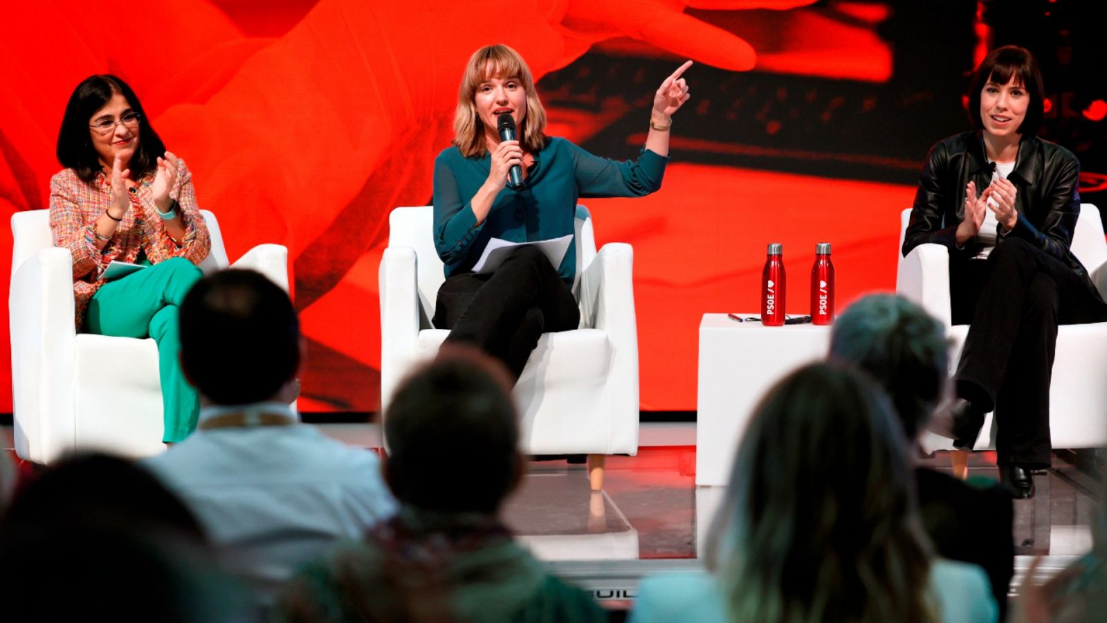 Las ministras de Sanidad, Carolina Darias (i), Ciencia e Innovación, Diana Morant (d), y Educación y Formación Profesional, Pilar Alagría (c) , durante una mesa redonda en el 40 Congreso Federal del PSOE.