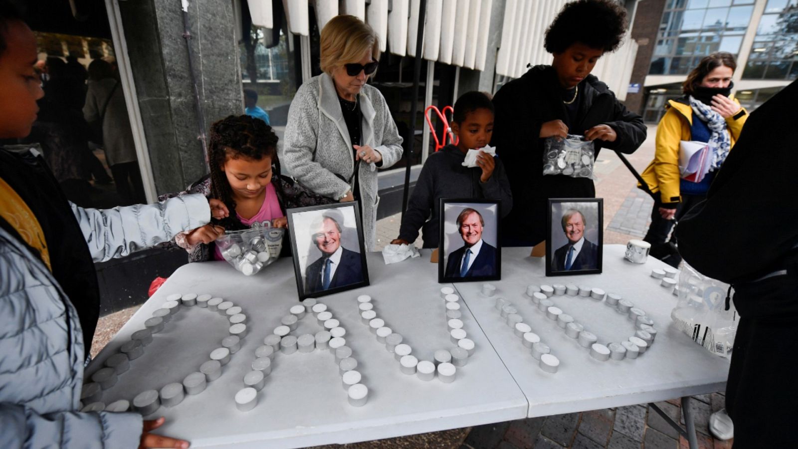 El nombre David escrito con velas durante una vigilia por el diputado británico David Amess, asesinado a puñaladas durante una reunión con los electores.