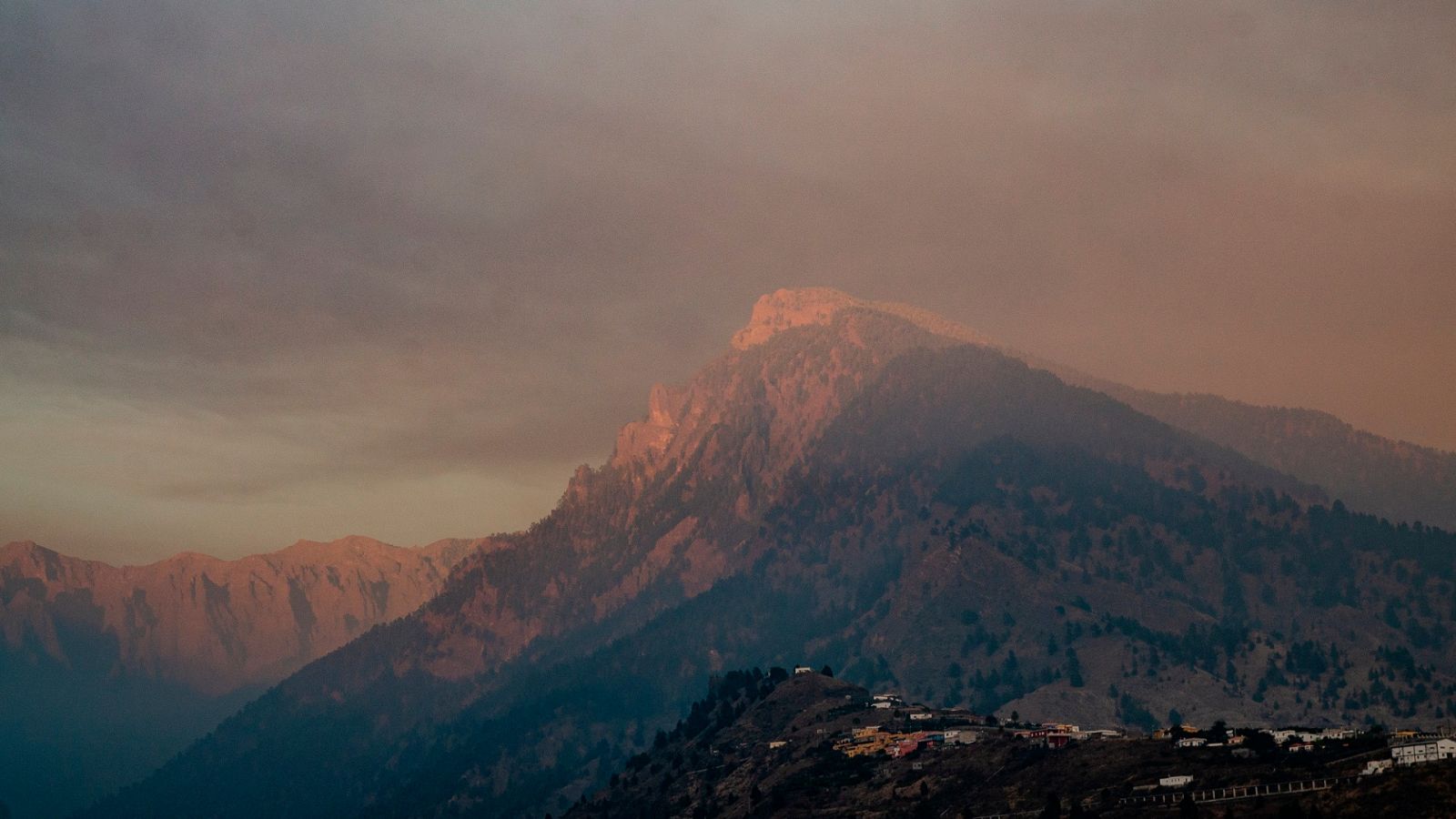 Nube de cenizas sobre el volcán de La Palma