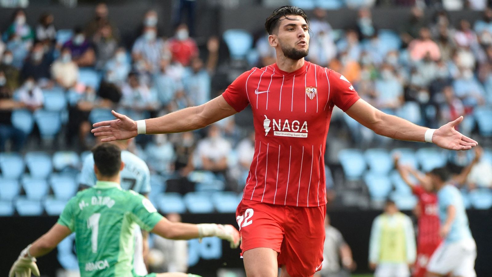 Rafa Mir celebra el gol de la victoria del Sevilla ante el Celta.