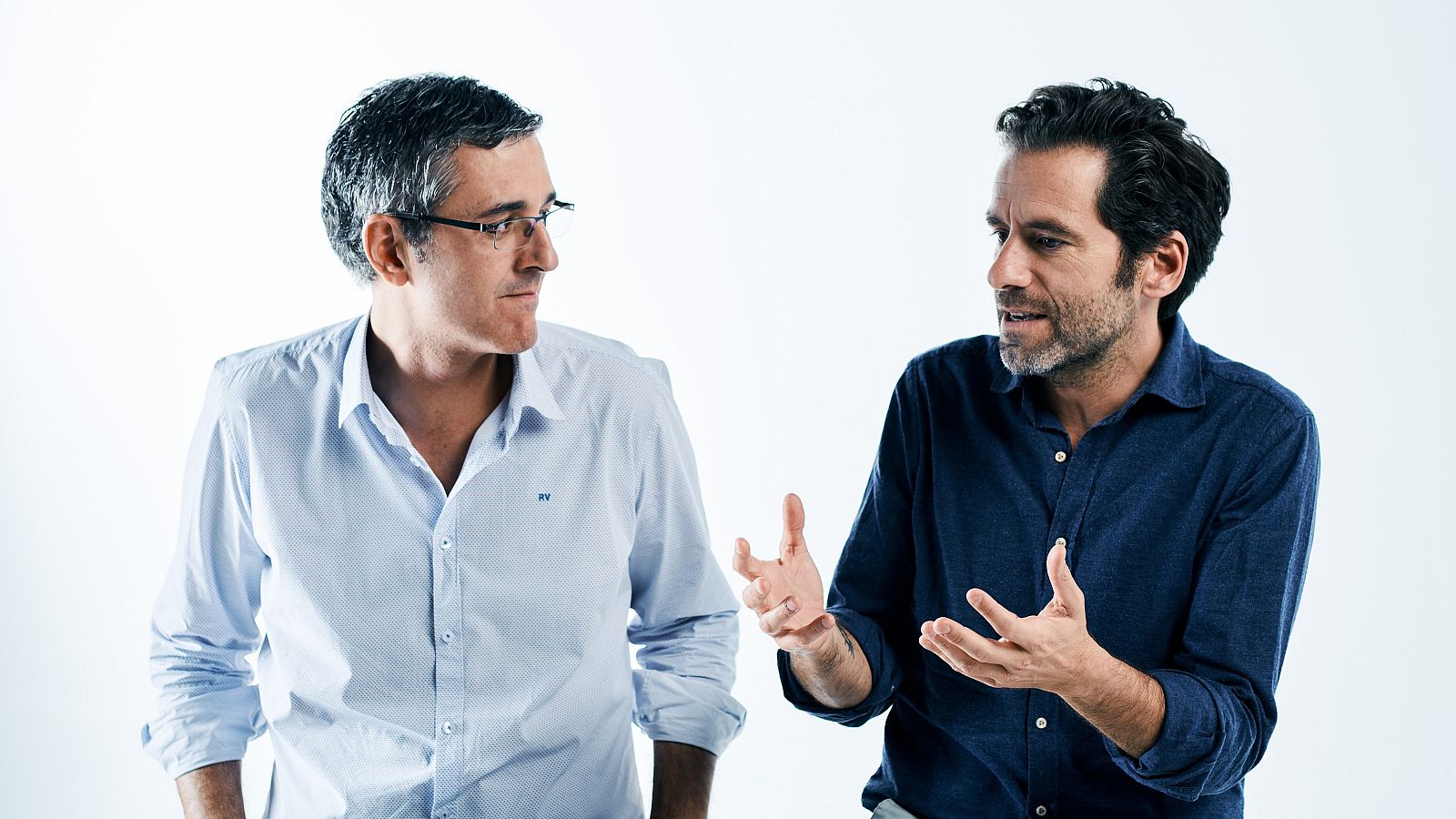 Eduardo Madina y Borja Sémper conversan en una foto de estudio.