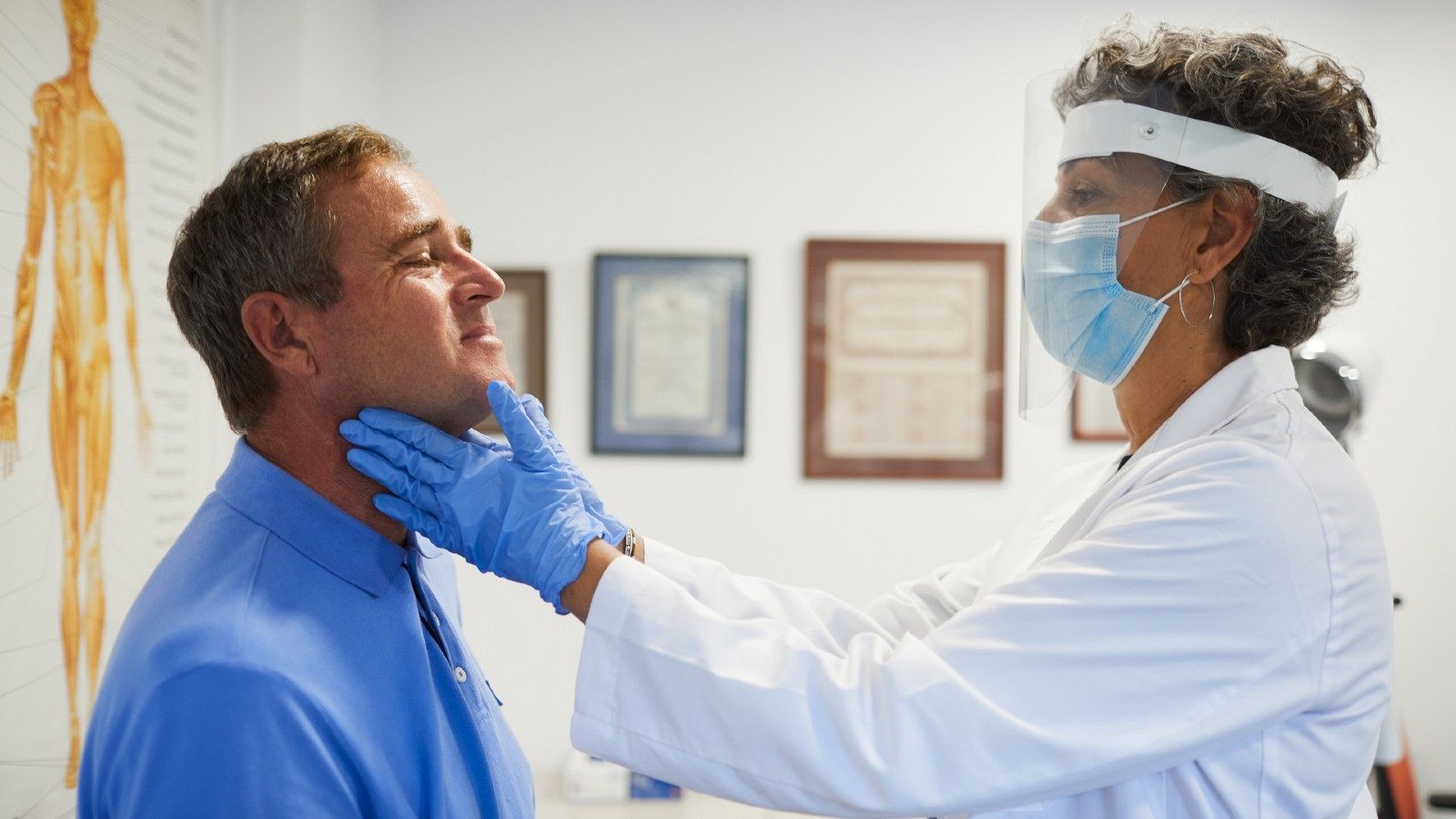 Una doctora evalúa a un paciente, en una imagen de archivo.