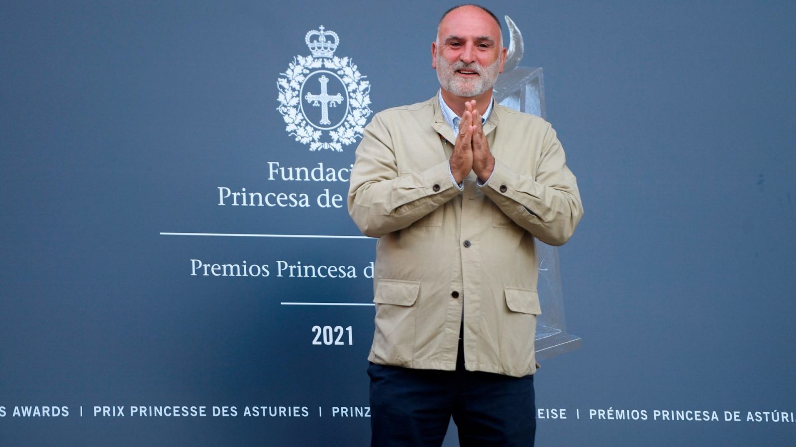 El cocinero José Andrés posa para los medios a su llegada a Oviedo