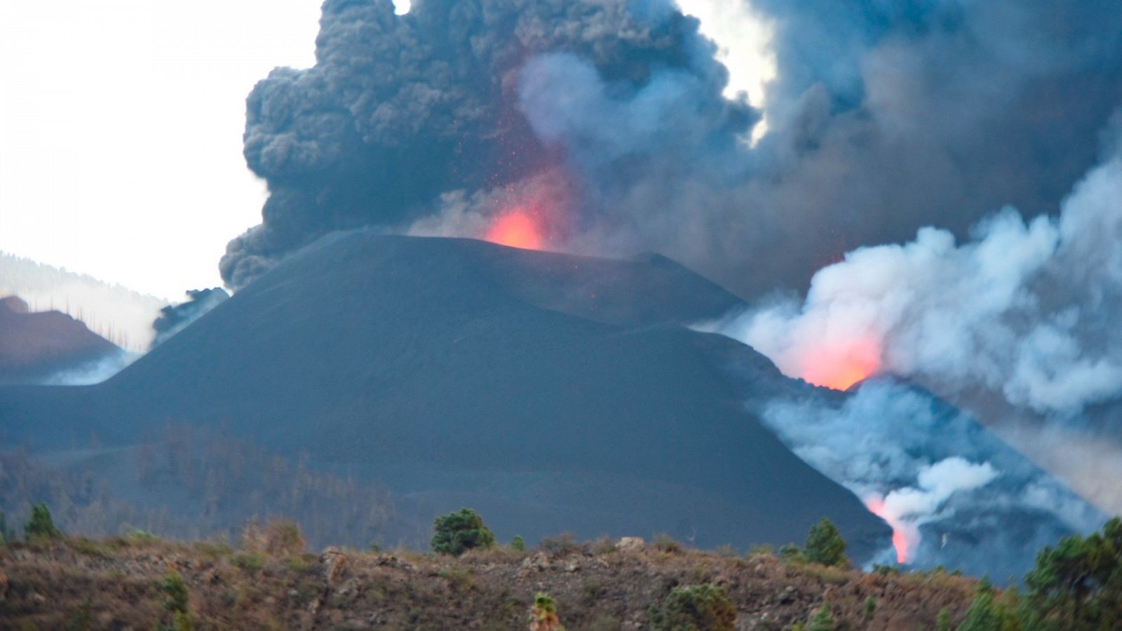 El volcán de Cumbre Vieja en la isla de La Palma, visto desde el municipio de El Paso