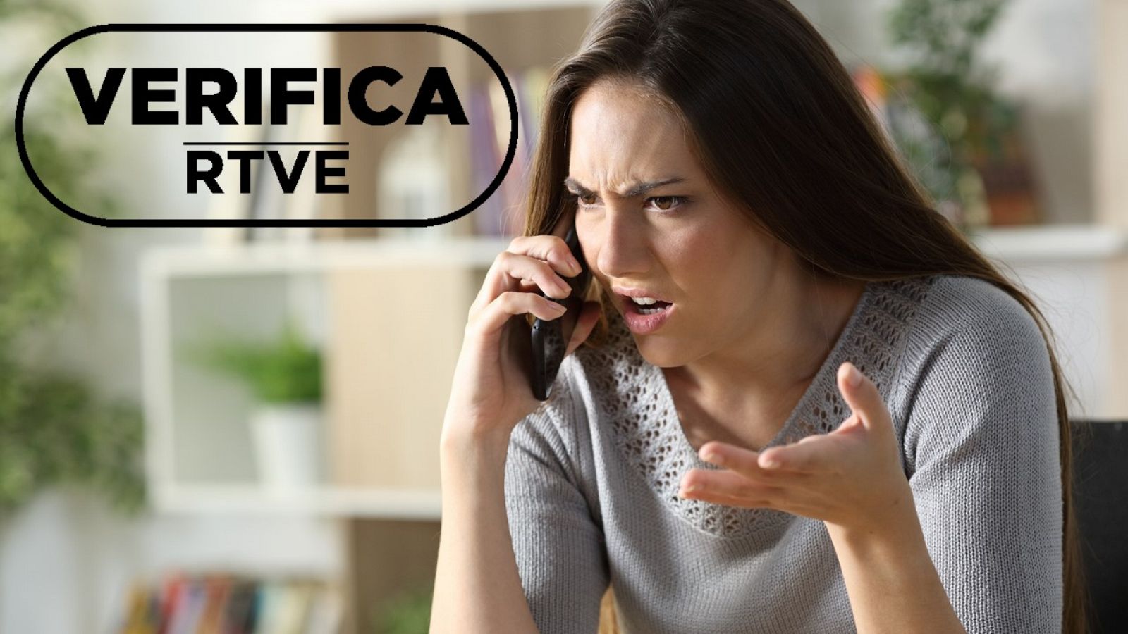 Mujer enfadada al teléfono con sello VerificaRTVE