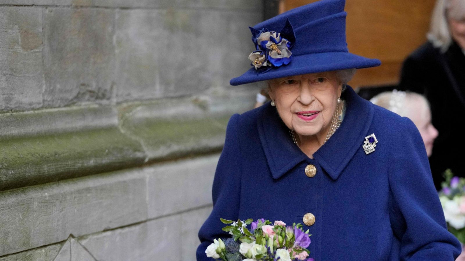 Una imagen del 12 de octubre de 2021 de la reina Isabel II de Inglaterra saliendo de un acto en la abadía de Westminster, Londres.