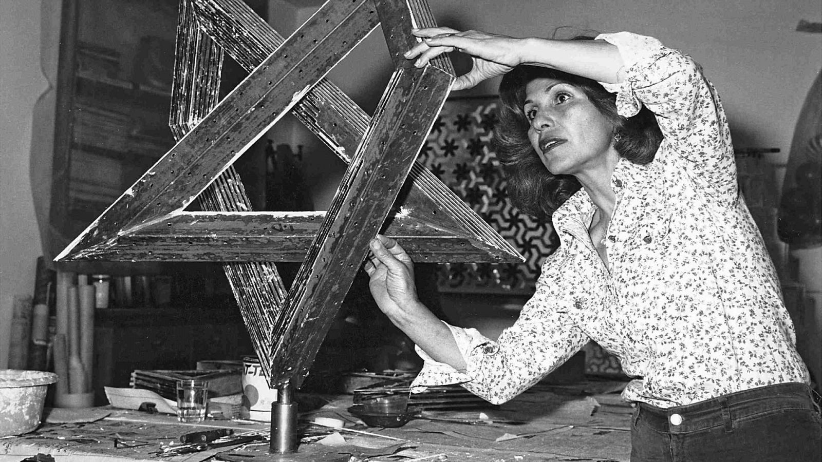 Monir Shahroudy Farmanfarmaian en su taller, 1975