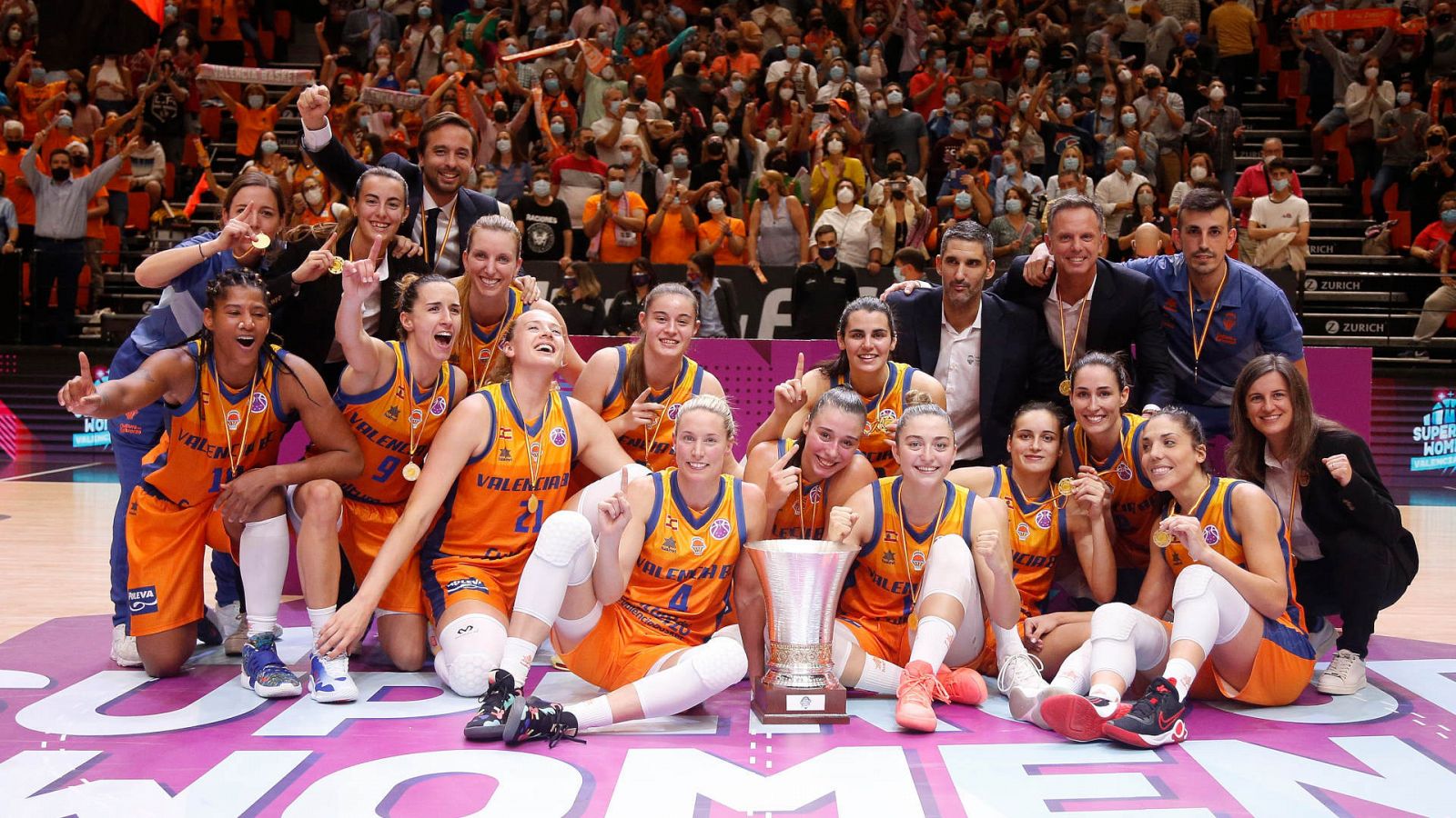 La plantilla de Valencia Basket, con el trofeo de campeonas de la Supercopa de Europa