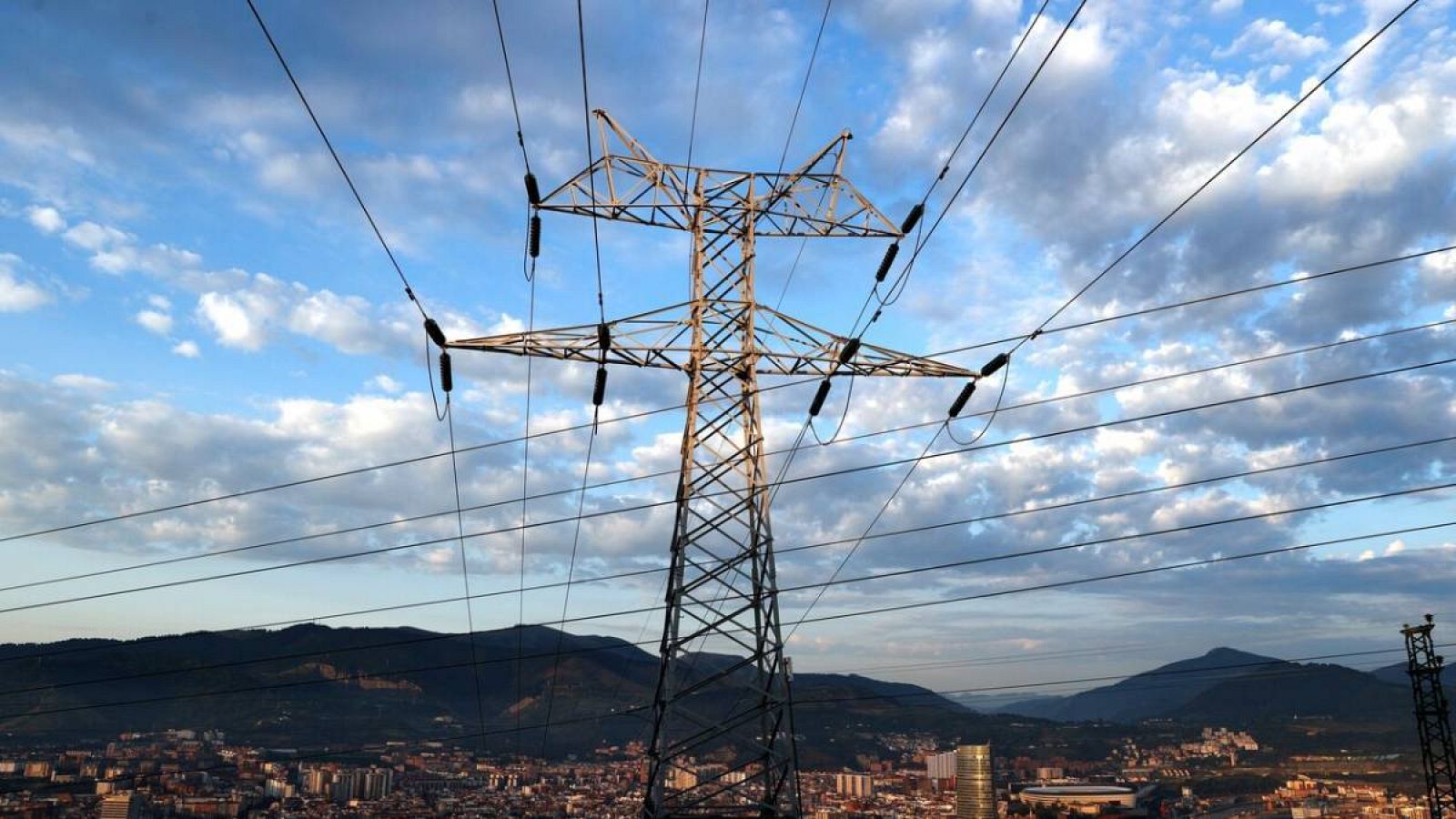 Torre de transporte de energía perteneciente a red eléctrica, con la ciudad de Bilbao al fondo. 