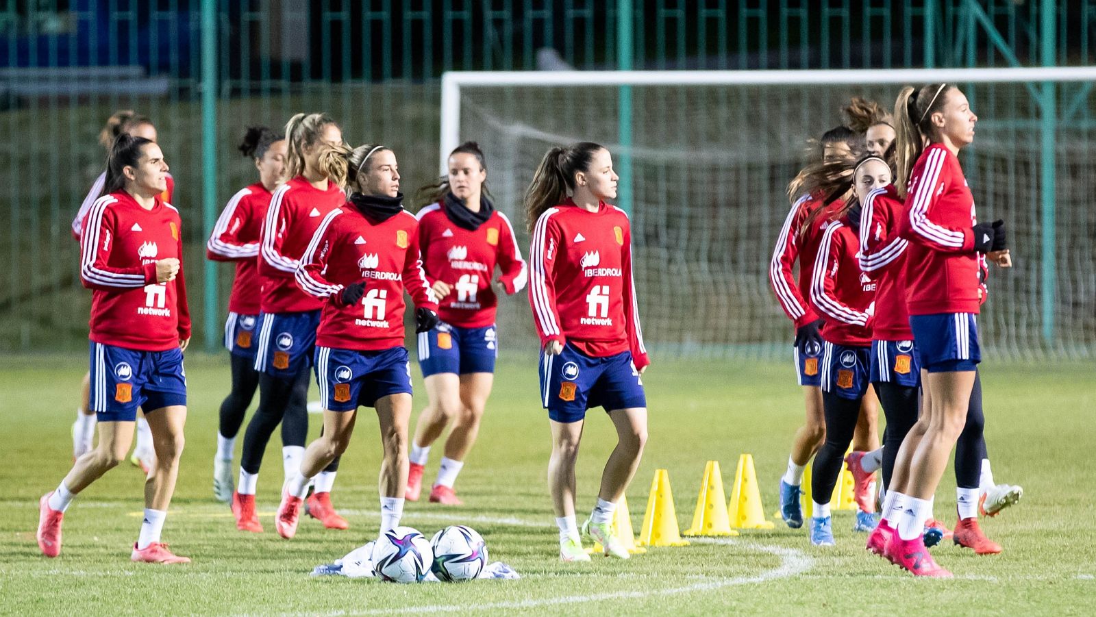 Las jugadoras de la selección española de fútbol en un entrenamiento en Kiev.