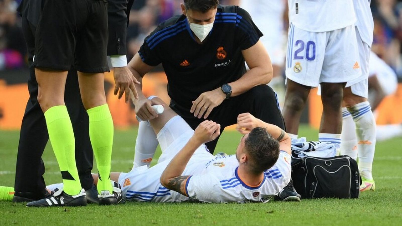 Fede Valverde recibe atención médica durante el partido de Liga entre FC Barcelona y Real Madrid en el Camp Nou.