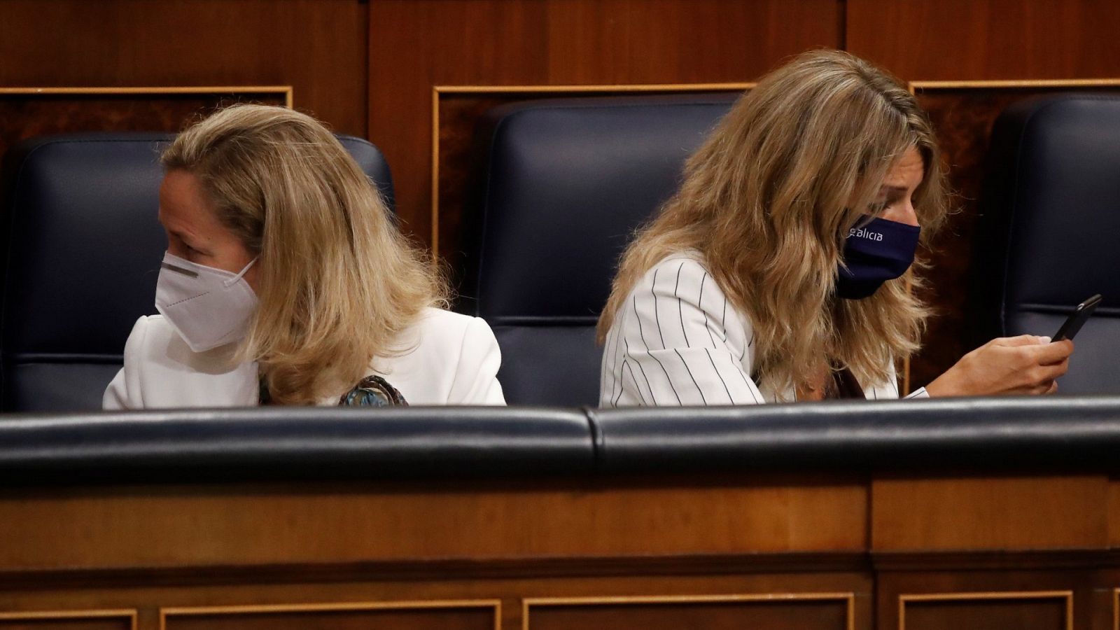 La vicepresidenta y ministra de Economía, Nadia Calviño, a la izquierda, junto con la vicepresidenta segunda y ministra de Trabajo, Yolanda Díaz