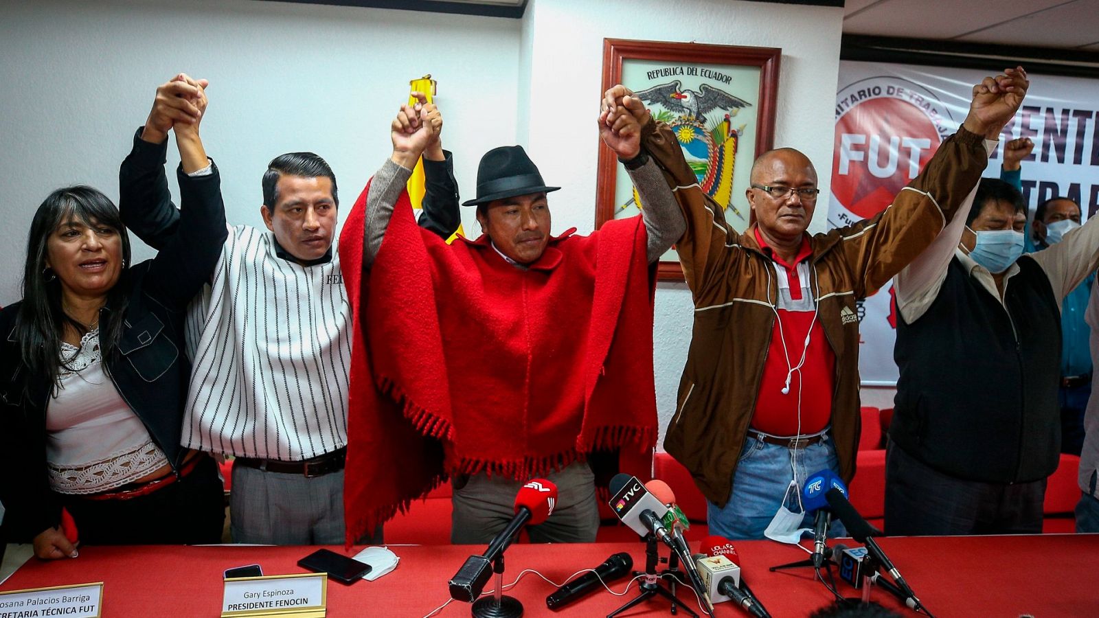 El presidente de la Confederación de Nacionalidades Indígenas de Ecuador, Leonidas Iza (c)