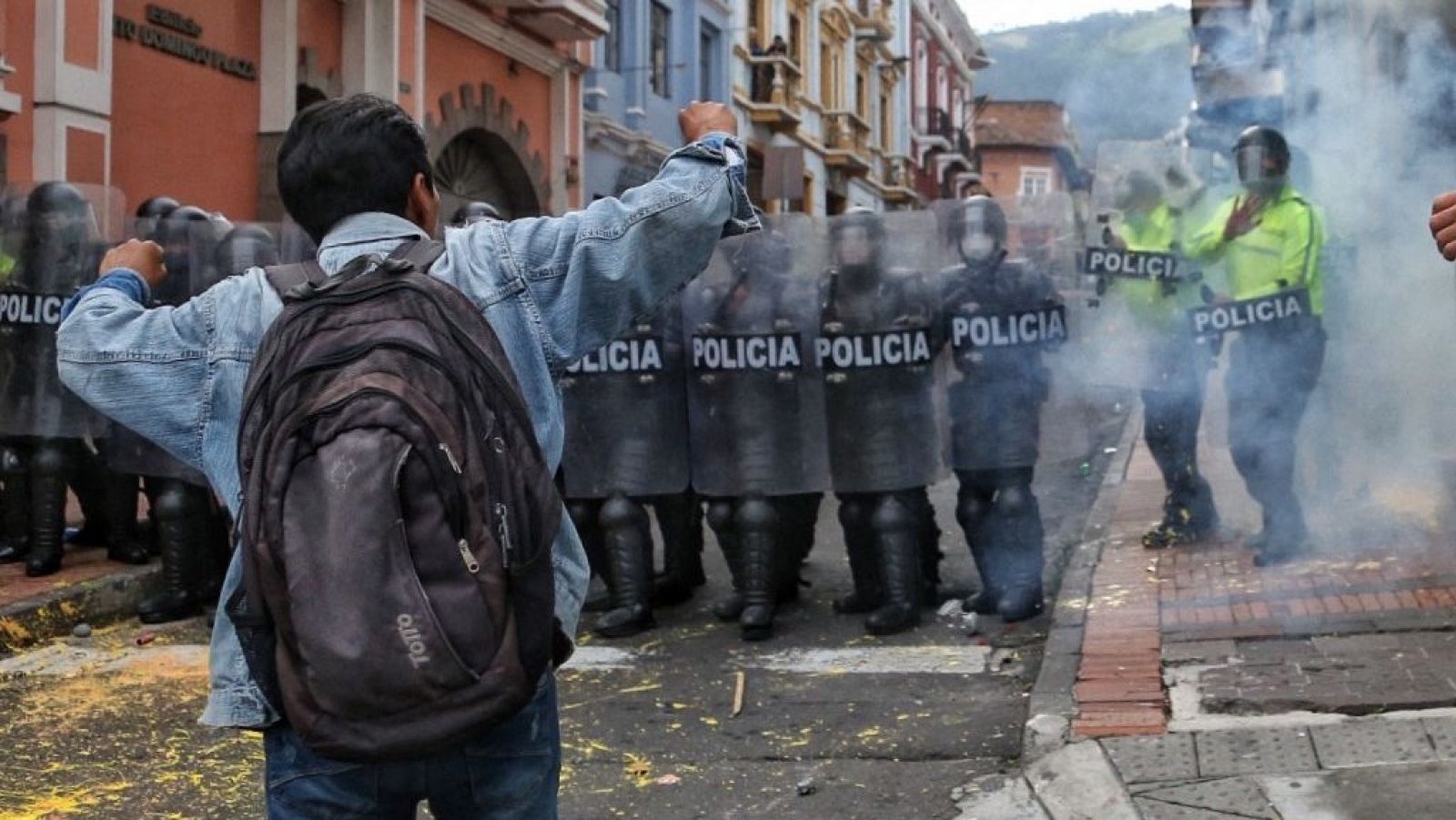La policía antidisturbios bloquea una calle durante los enfrentamientos