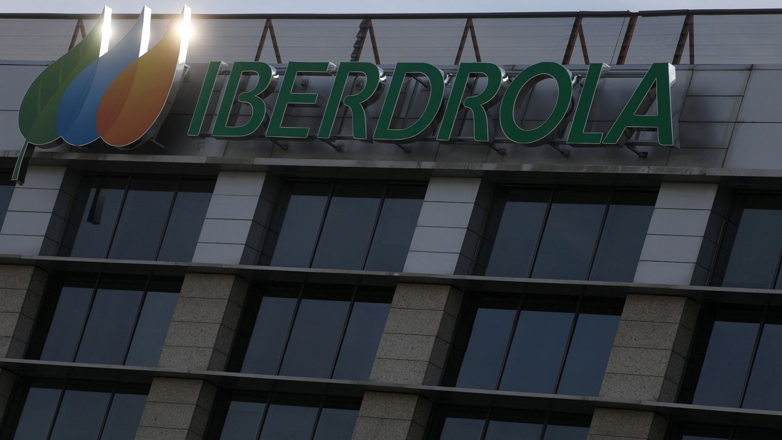 El emblema de la energética Iberdrola en su sede de Madrid