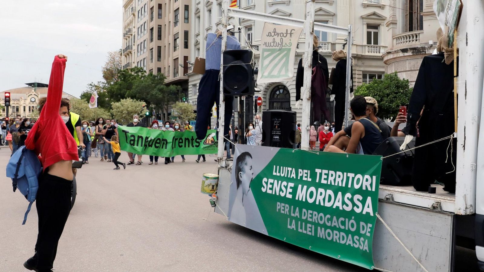 Cientos de manifestantes han secundado este sábado en València una marcha por la derogación de la conocida como Ley Mordaza, en defensa del territorio, contra el fascismo y en defensa del derecho a la vivienda.