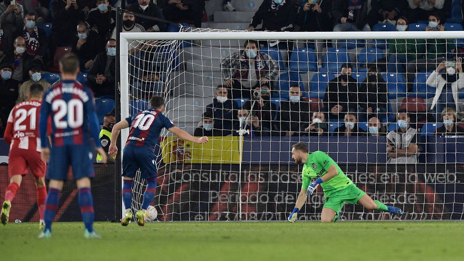 Bardhi anota el gol del empate ante el Atlético de Madrid desde el punto de penalti