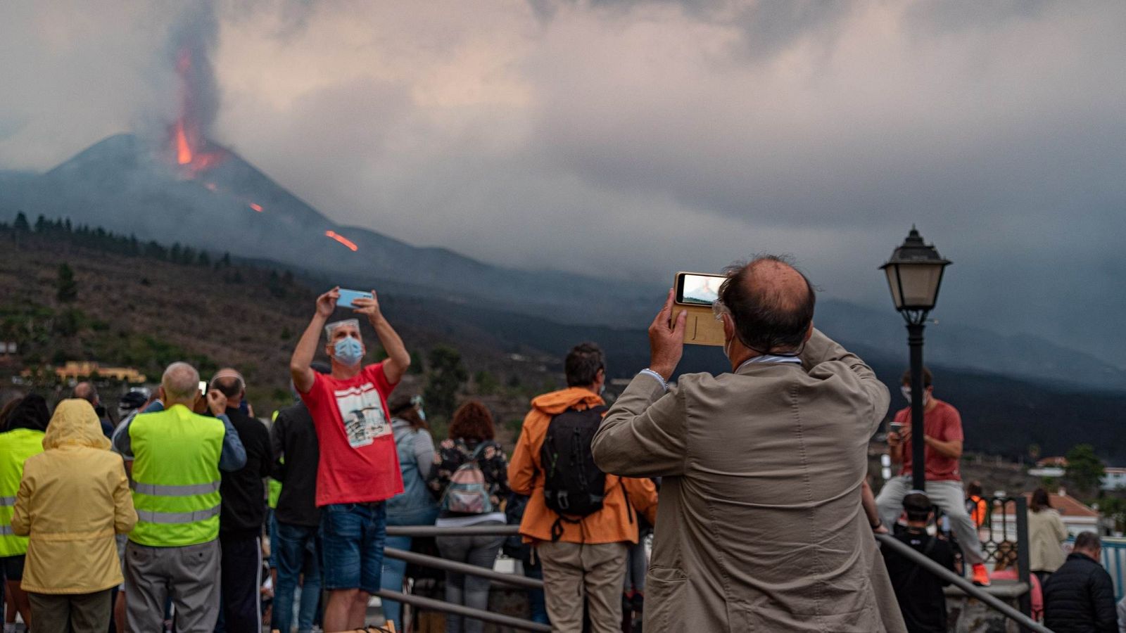 El volcán de Cumbre Vieja en La Palma se ha convertido en este puente en un gran atractivo turístico