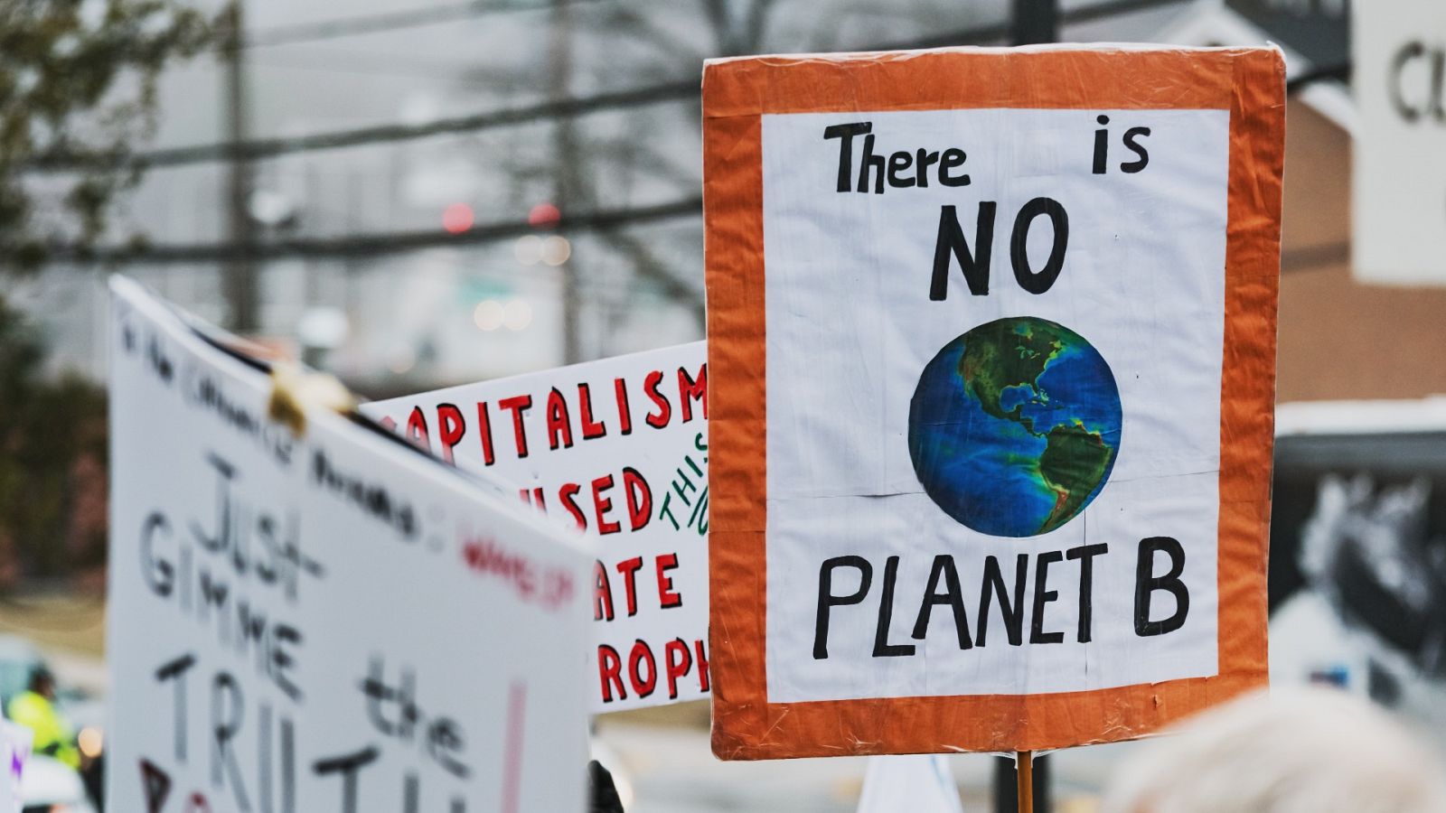 Carteles en inglés durante una menisfestación contra el cambio climático