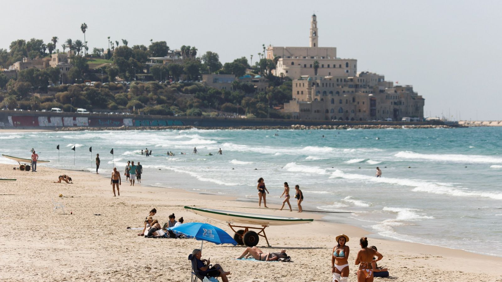 Bañistas en una playa de Tel Aviv