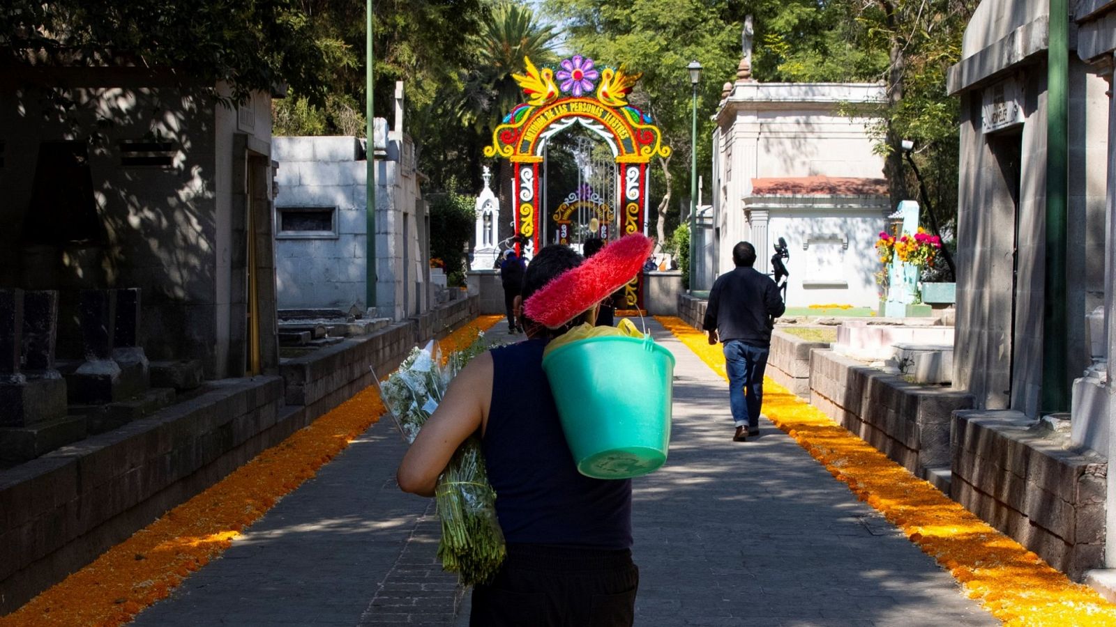 Personas acuden al panteón Dolores con motivo del Día de Muertos con flores, ofrendas y útiles de limpieza