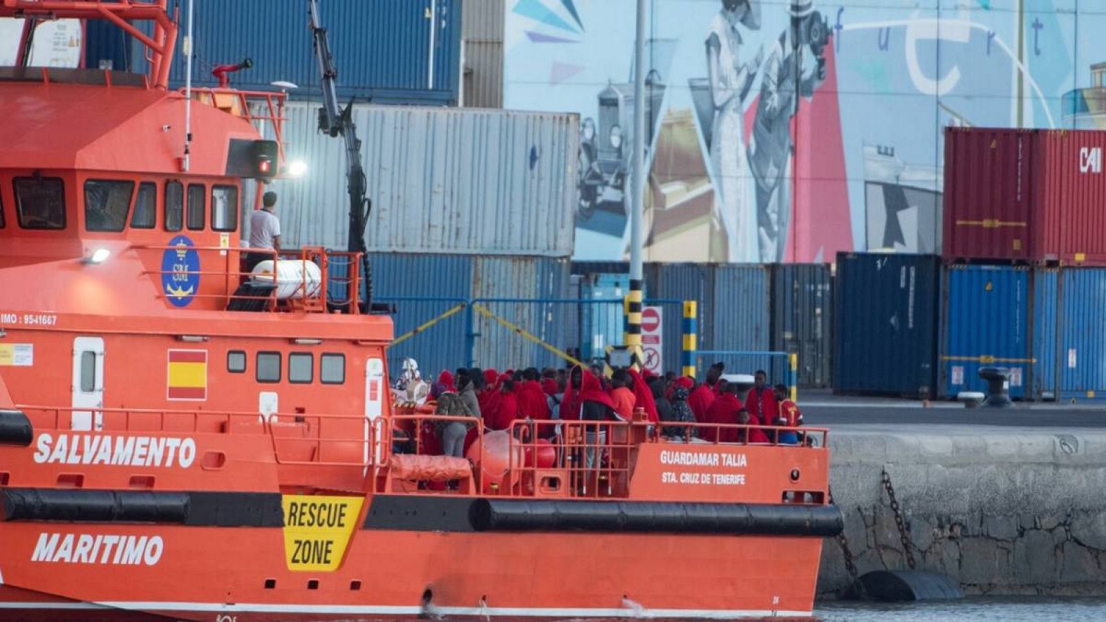 Imágen del barco de Salvamento Marítimo con inmigrantes a bordo. 