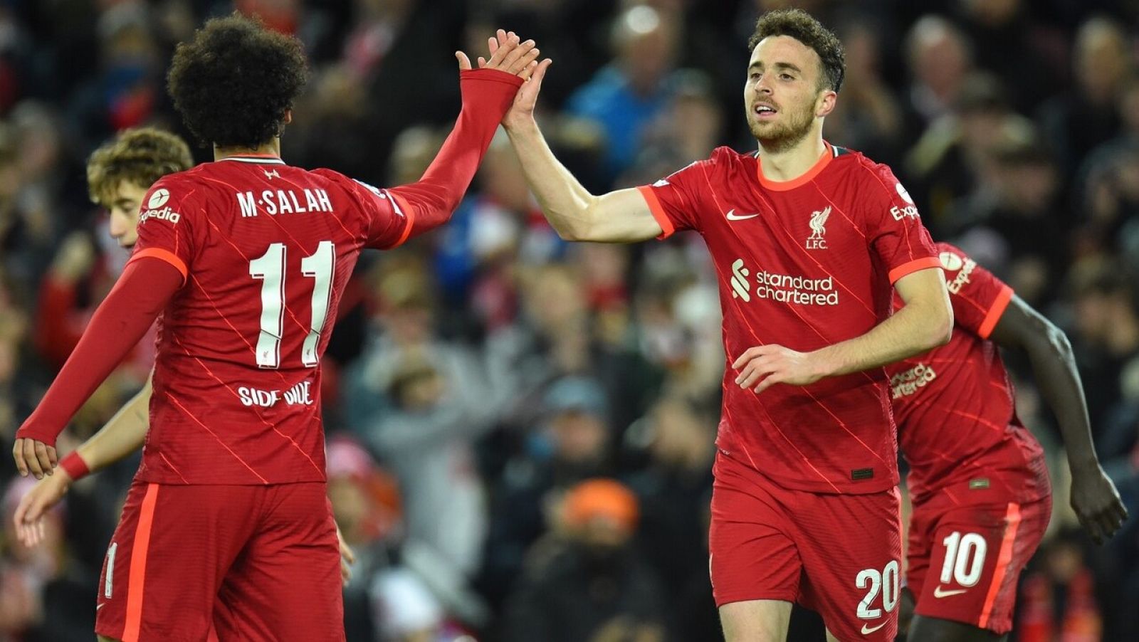 Digo Jota (d) celebra con Salah (i) su gol ante el Atlético.