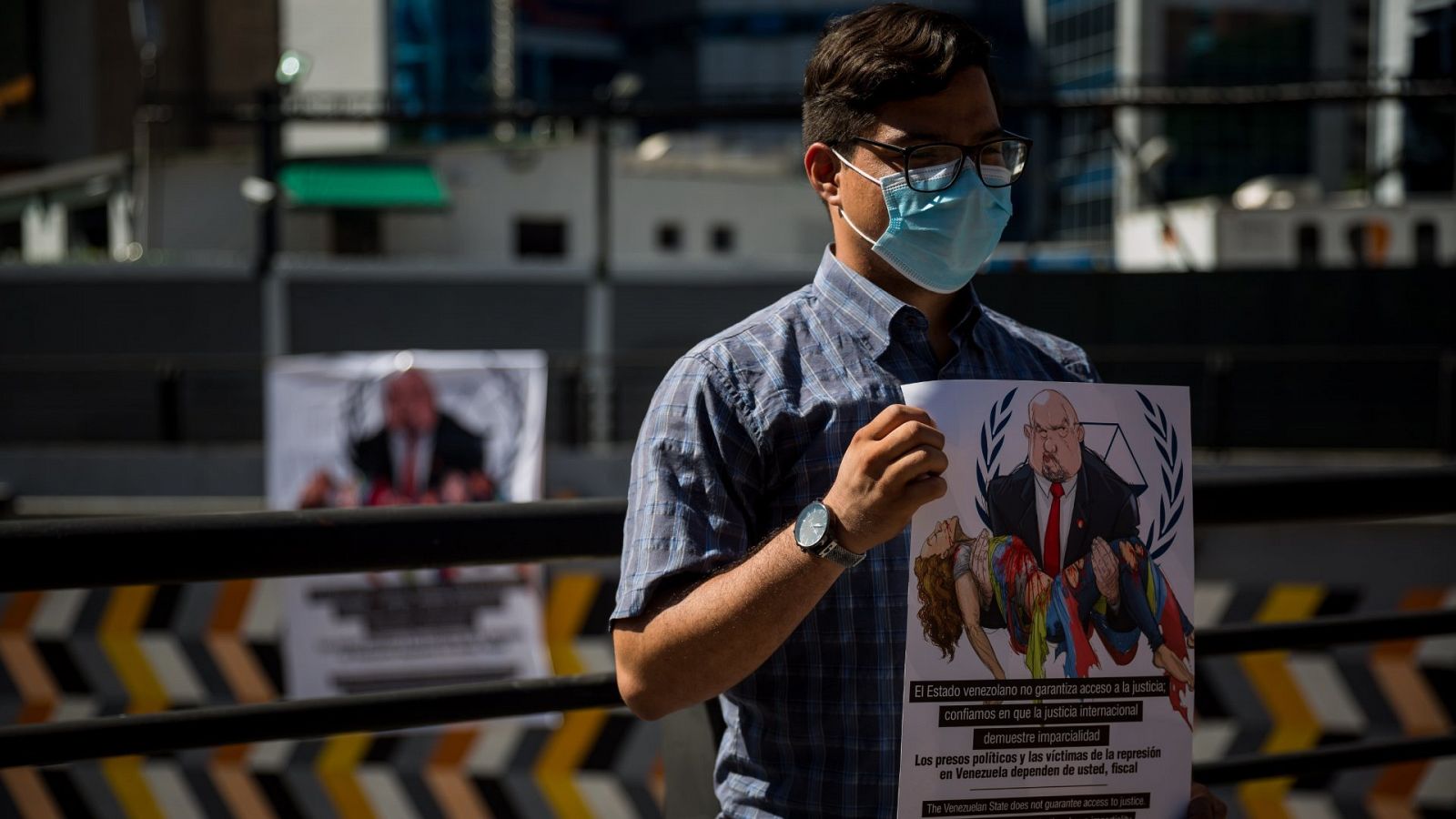 Activistas venezolanos se han manifestado durante la visita del fiscal de la Corte Penal 