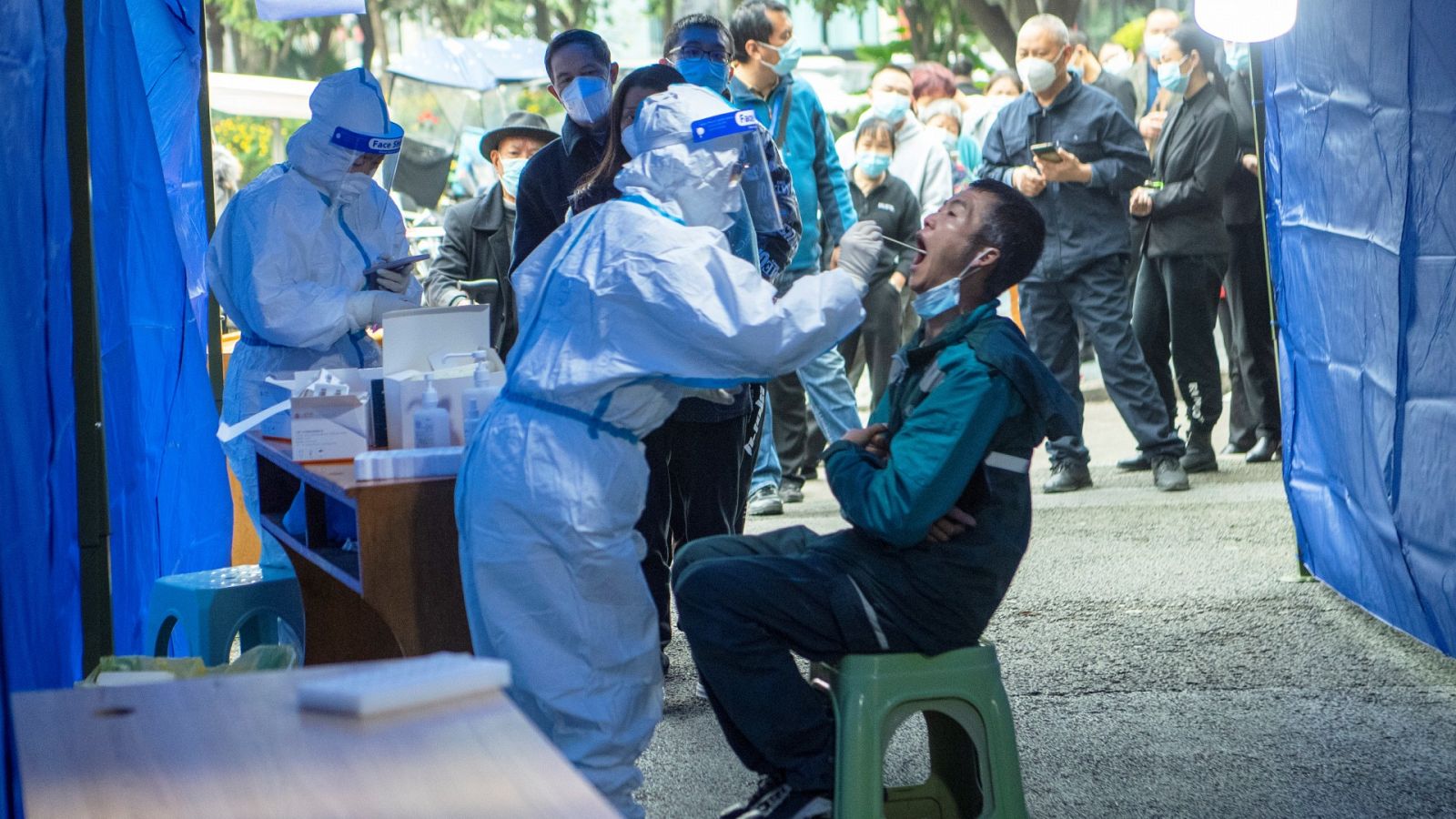 Varias personas en Chengdu hacen cola para hacerse una prueba de coronavirus