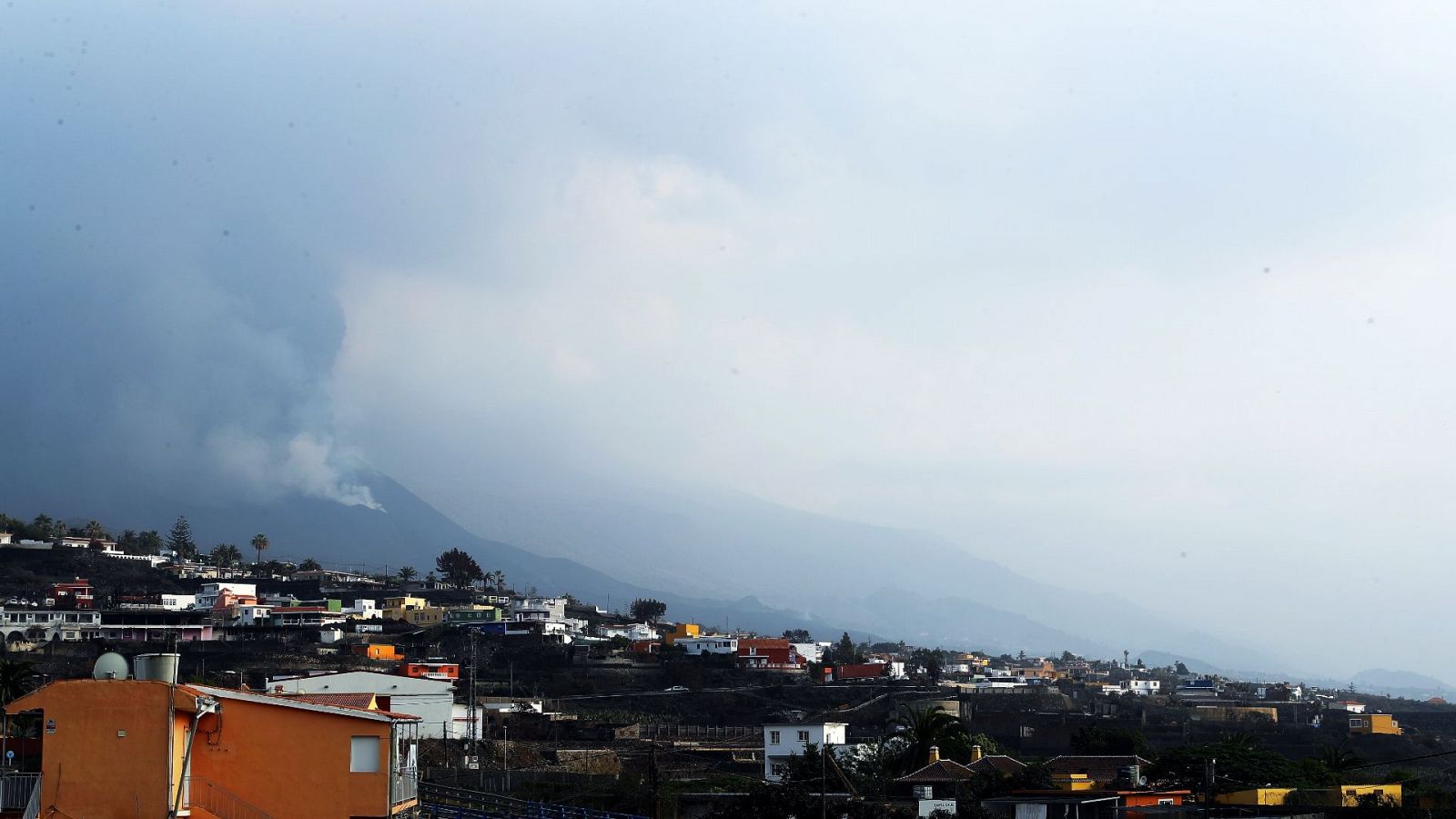 El volcán de Cumbre Vieja continúa su actividad emitiendo gases, si bien las emisiones de dióxido de azufre registran menores niveles